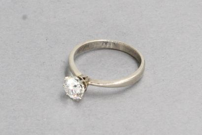 null Solitaire en or gris 18k (750) et platine ornée d'un diamant.

Poids du diamant...