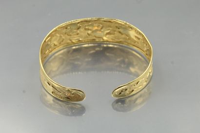 null Flexible bracelet in 18K (750) yellow gold decorated with matte patterns.

Weight:...