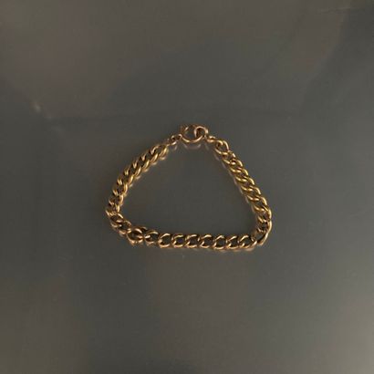 null A child's bracelet with a curb chain in 18k (750) yellow gold.

Wrist size :...