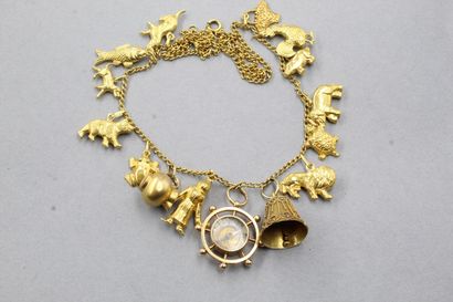 null Collier en or jaune 18k (750) à maille gourmette ornée de 15 breloques en or...