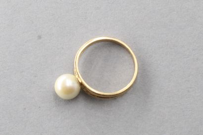 null Bague en or jaune 18k (750) ornée d'une perle fantaisie.



Tour de doigt :...