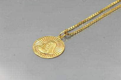null 18k (750) yellow gold christening chain and pendant.

Gross weight: 18.98 g...