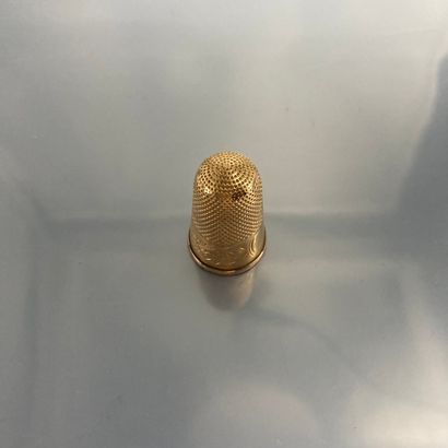 null 18K (750) yellow gold thimble decorated with a frieze of foliage.

Marked with...