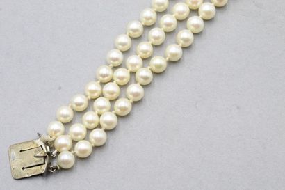 null Bracelet three rows of pearls choker. The silver clasp decorated with a green...