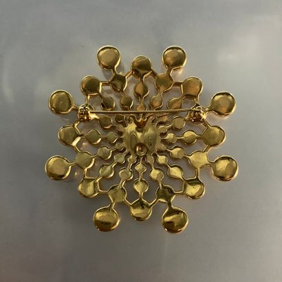  SWAROVSKI Jeweler's collection 
Broche étoile en métal doré. 
Diam. : 6.50 cm -...