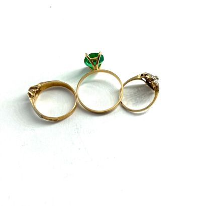 null 18k (750) yellow gold lot comprising three rings with fancy stones. 

Gross...