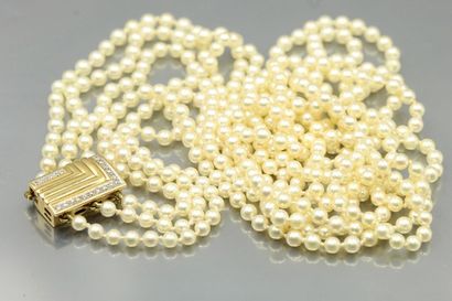  Collier perles de culture à triple rangs, fermoir en or jaune 18k (750) pavé de...