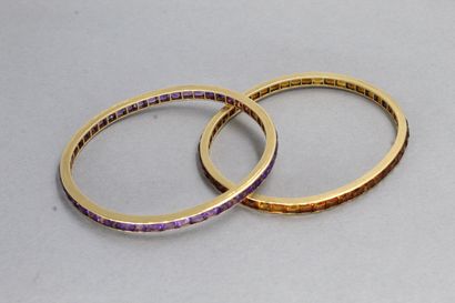 Lot de deux bracelets joncs de forme ovale...