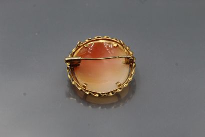 null A cameo brooch with a young woman's profile, set in 18k (750) yellow gold. 

Marked...
