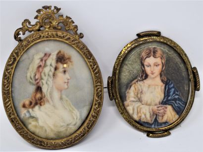 null A. GOUREAU, Vers 1900,

Profil de femme au bonnet et ruban rose,

Miniature...