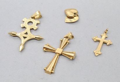 null Lot de trois pendentif croix en or jaune 18k (750) et un débris de pendentif...