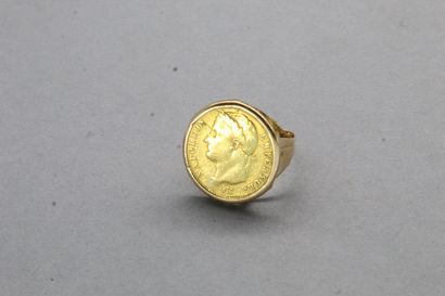 null Chevalière en or jaune 18k (750) ornée d'une pièce en or de 20 francs Napoléon...