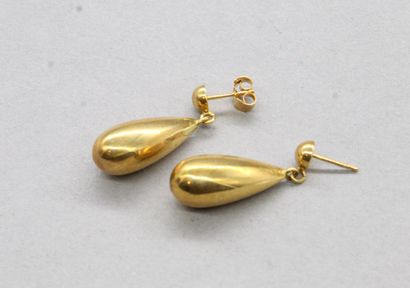 null Paire de boucles d'oreille en poire en or jaune 18k (750).

Poids : 2.90 g.