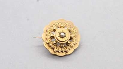 null Broche en or jaune 18k (750) son centre serti d'une perle baroque. XIXème.

Diam....