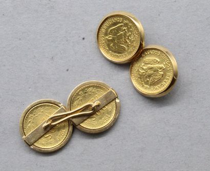 null Paire de bouton de manchette en or jaune 18k (750) ornés de pièces Dos Pesos...