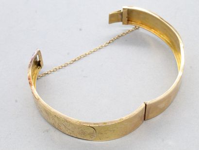 null Bracelet rigide en or jaune 18k (750) à décor cisellé de feuillage et fleurettes....