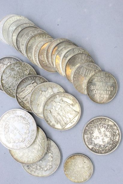 null Lot de pièces en argent comprenant : 

- 5 Francs 1874 A (Paris).

- 5 Francs...