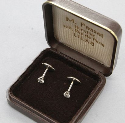 null Paire de clous d'oreilles en or gris 18k (750) ornés chacun d'un diamant d'environ...