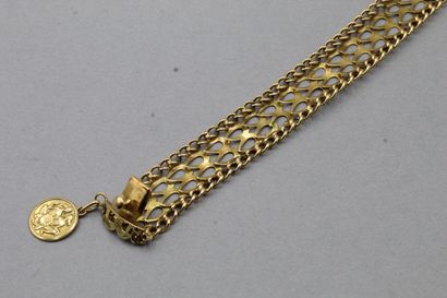 null Bracelet en or jaune 18K (750) à maille formée de deux anneaux encadrés de chaines...