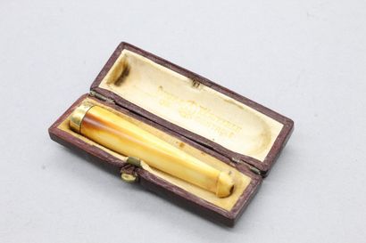 null Fume cigarette en ivoire, la monture en or jaune 18k (750). 

Travail fin XIXe...