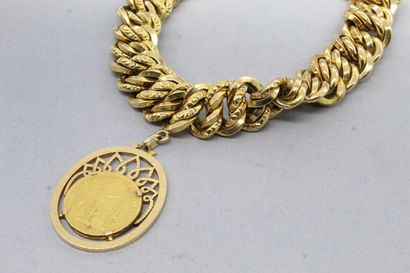 null Bracelet en or jaune 18k (750) à maille améraicaine, orné d'un pendentif serti...