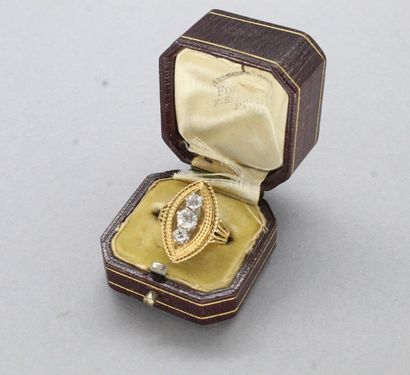null Bague en or jaune 18k (750) ornée de trois diamants tailles anciennes. 

Poinçon...