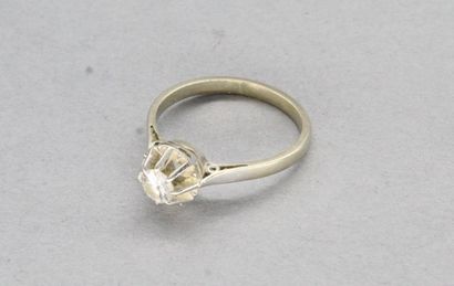 null Solitaire en or gris 18k (750) et platine orné d'un diamant rond taille moderne....