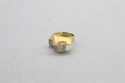 null 18K (750) yellow gold ring with paved diamonds.

Style of the 1940s.

Finger...