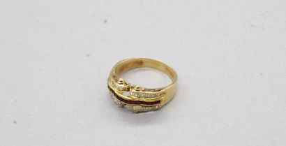 null Bague en or jaune 18k (750) ornée d'une ligne de rubis calibrés et de brillants

Tour...