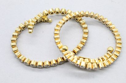 null Deux bracelet en or jaune 18k (750) et acier ornés de cristaux blancs.

Signés...