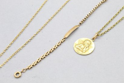 null 18k (750) yellow gold lot including two chains, a bracelet and a medal. 

Gross...