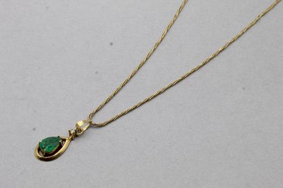 null Pendant and its chain in 18K (750) yellow gold set with a pear-cut emerald.

Necklace...