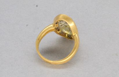 null Bague en or jaune et gris 18k (750) ornée d'un saphir cabochon, de diamants...