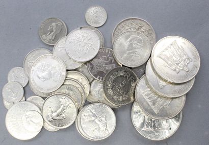 null Lot de pièces en argent comprenant : 

- 50 centimes Semeuse 1912, 1914, 1916x2,...