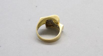 null 18K (750) yellow gold ring with paved diamonds.

Style of the 1940s.

Finger...