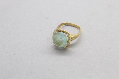 null 18k (750) yellow gold ring set with a faceted aquamarine.

Master stamp.

Eagle...