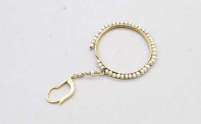 null Débris de boucle d'oreille créole en or jaune 18k (750) et petites perles.

Poids...