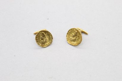 null Pair of 18K (750) yellow gold cufflinks featuring two pieces inspired by the...