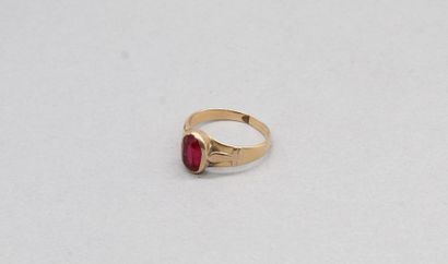 null 18K (750) yellow gold ring set with a red synthetic stone.

Finger size: 51...
