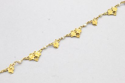 null Collier en or jaune 18k (750) formé de feuilles entrecoupé de petites perles...