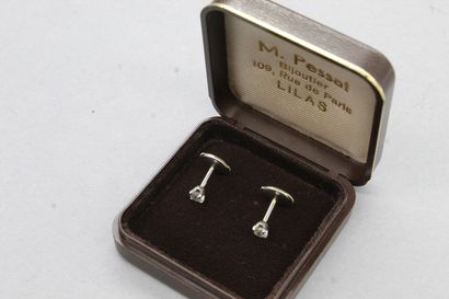 null Paire de clous d'oreilles en or gris 18k (750) ornés chacun d'un diamant d'environ...