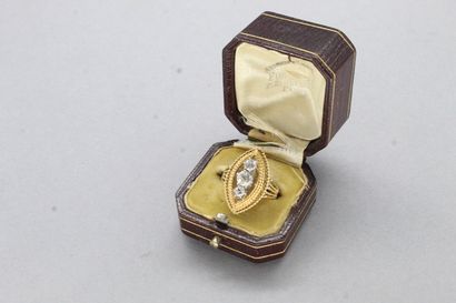 null Bague en or jaune 18k (750) ornée de trois diamants tailles anciennes. 

Poinçon...