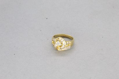 null Bague en or jaune 18k (750) à motif d'enroulements, mêlant diamants calibrés...
