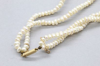 null Collier de perles baroques, fermoir et chaînette de sécurité en or jaune 18k...
