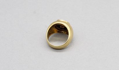 null Chevalière en or jaune 18k (750) ornée d'une plaque d'onyx ronde et d'un diamant....