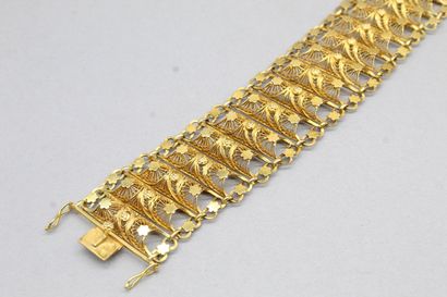null Bracelet articulé en or jaune 18K (750) à maille ajourée et filigrannée.

Tour...