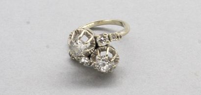 null Bague Toi&Moi en or gris 18k (750) ornée de 2 diamants (piqués) épaulés de trois...