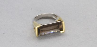 null Bague en or jaune et gris 18K (750) de forme rectangulaire ornée d'un quartz...