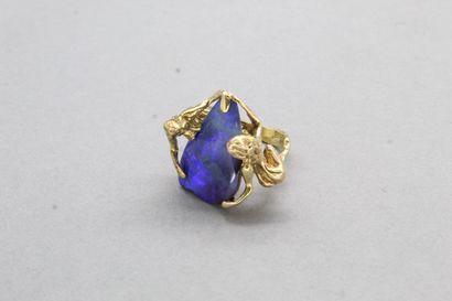 null Michel AUDIARD (1951- )

Yellow gold ring set with a blue opal decorated with...