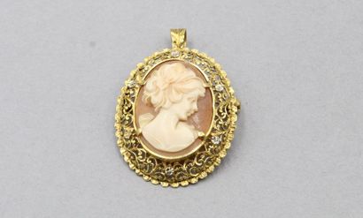 null 18K (750) yellow gold pendant brooch with openwork scrolls surrounding a cameo...